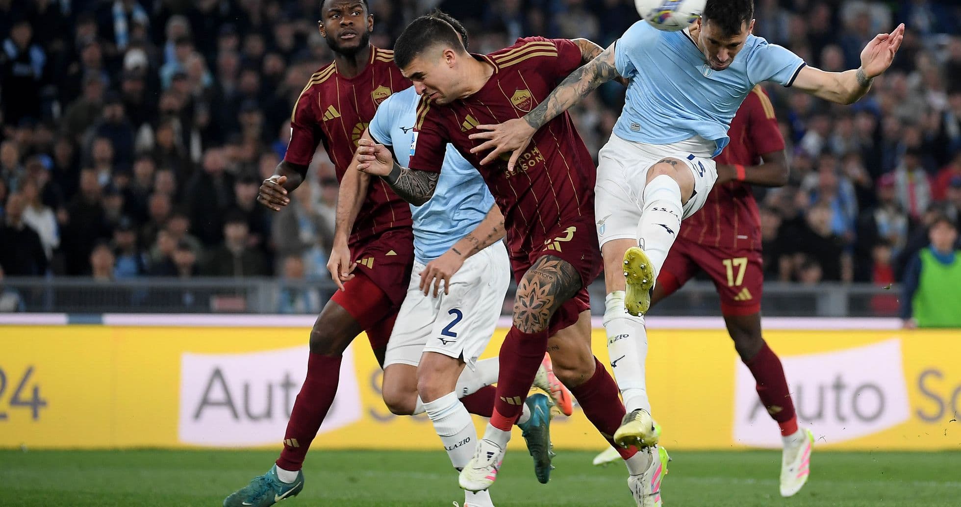 Jugadores de AS Roma y Lazio disputando el balón