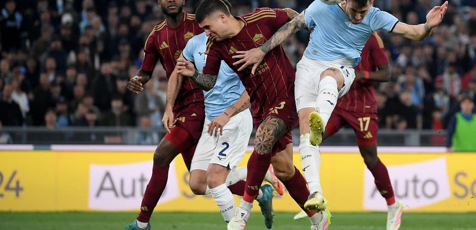 Jugadores de AS Roma y Lazio disputando el balón