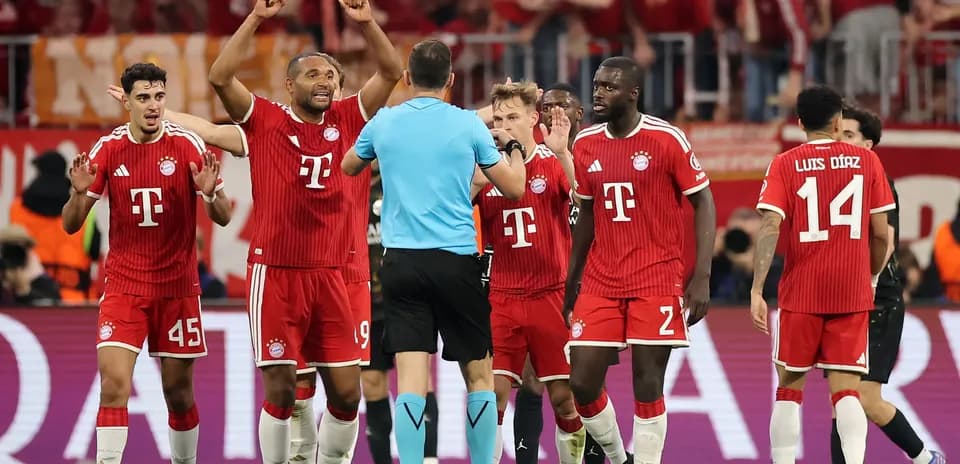 Jugadores de Bayern celebrando con árbitro