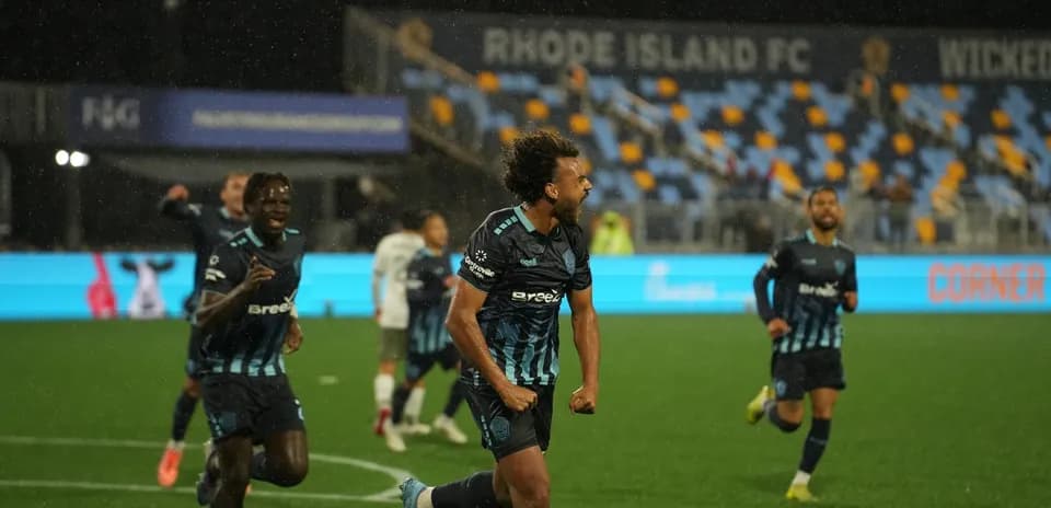 Jugadores celebrando un gol en Rhode Island FC