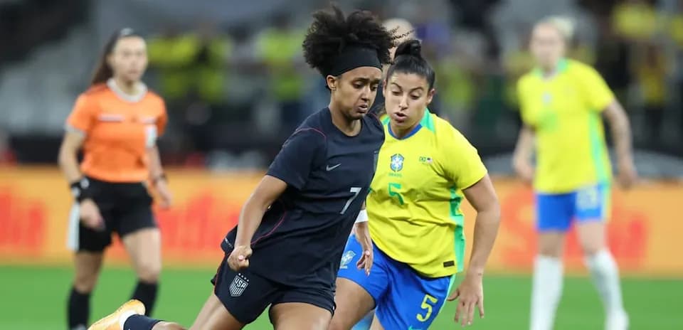 Jugadora de EE. UU. driblando contra Brasil en partido