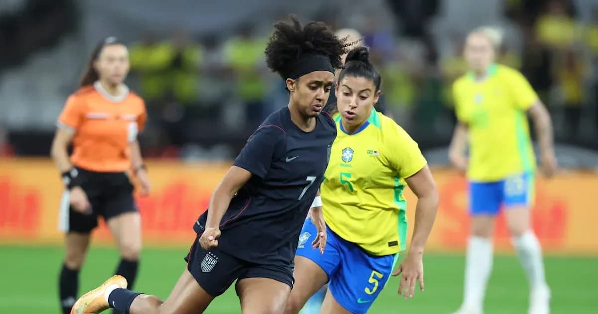 Jugadora de EE. UU. driblando contra Brasil en partido
