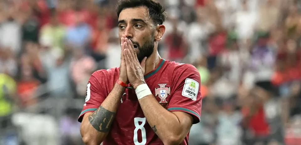 Jugador de Portugal con camiseta roja en el campo