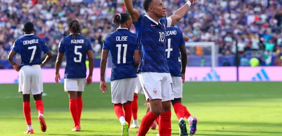 Mbappé celebrando un gol en el partido