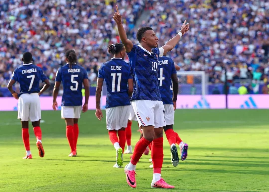 Mbappé celebrando un gol en el partido