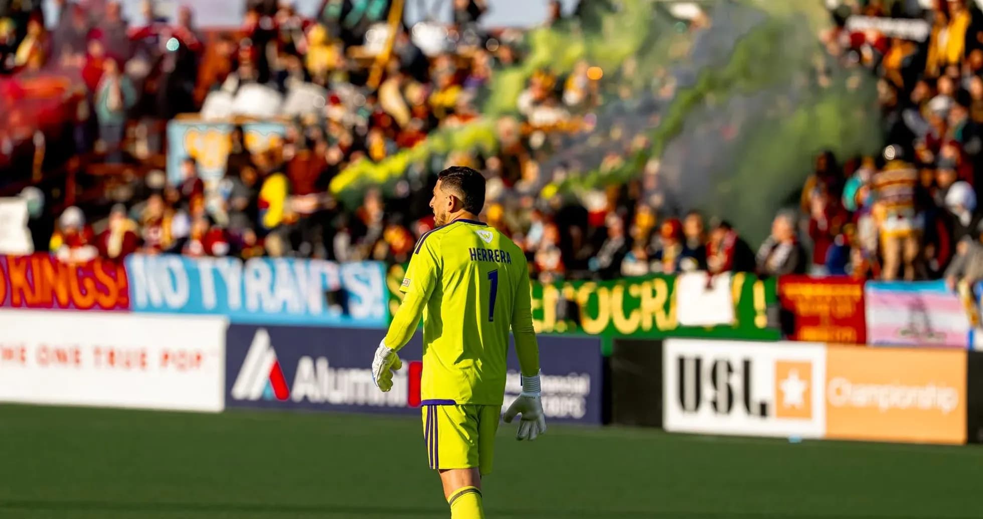 Portero Herrera en partido de fútbol