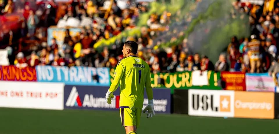 Portero Herrera en partido de fútbol