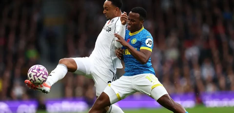 Jugadores de Fulham y Wolves en acción