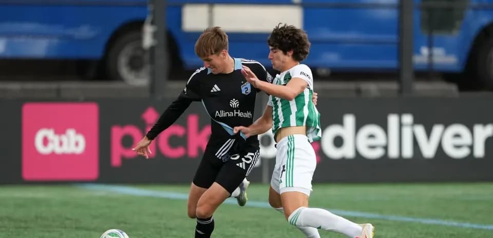 Dos jugadores compitiendo por el balón en el partido