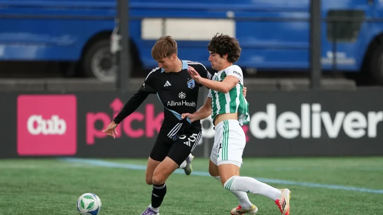 Dos jugadores compitiendo por el balón en el partido