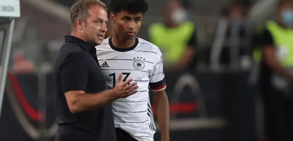 Entrenador hablando con jugador durante el partido