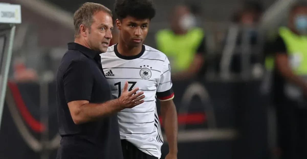 Entrenador hablando con jugador durante el partido