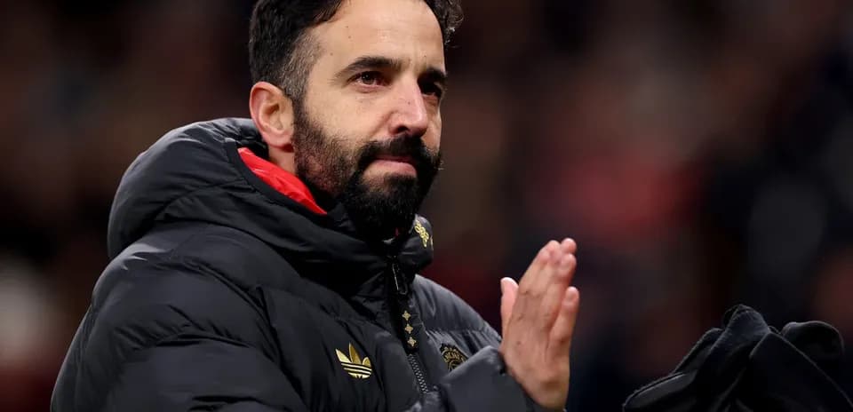 Entrenador aplaudiendo en el estadio durante partido