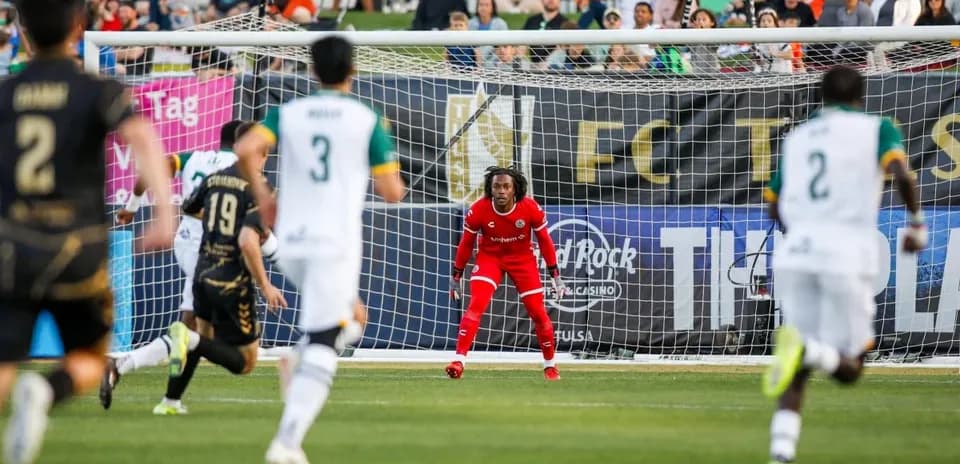 Portero preparado para el tiro penal