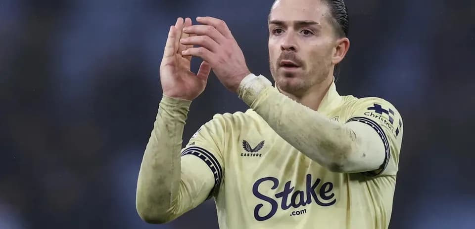 Jugador aplaudiendo con camiseta amarilla en el campo