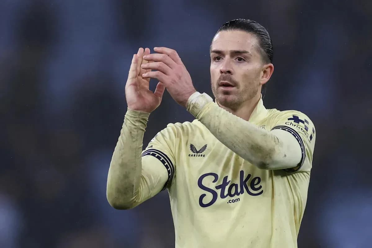 Jugador aplaudiendo con camiseta amarilla en el campo