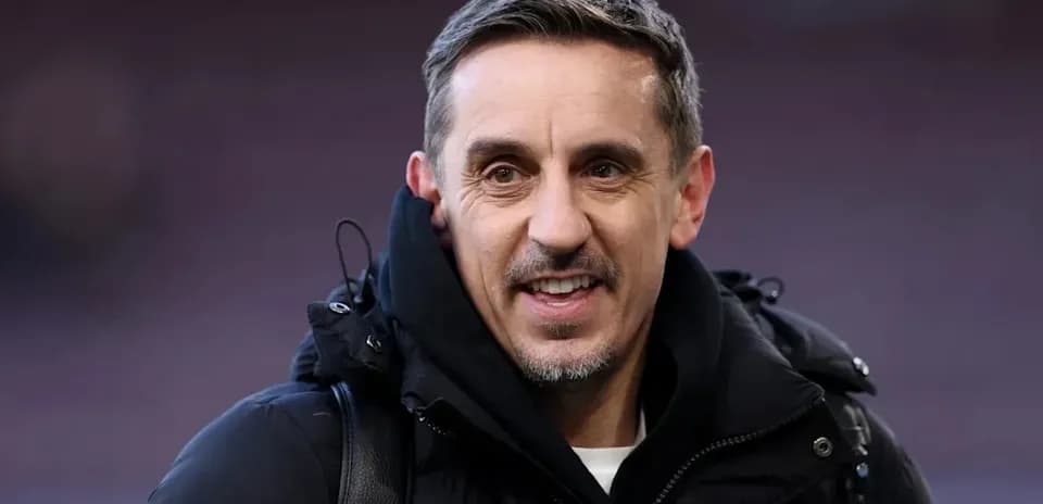 Hombre sonriente con abrigo en estadio de fútbol