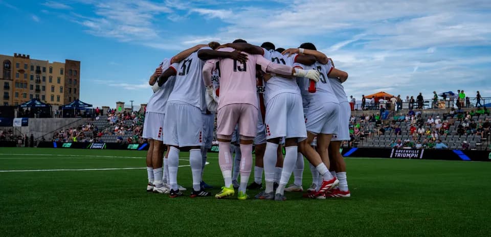 Jugadores de Loudoun United en círculo durante el partido