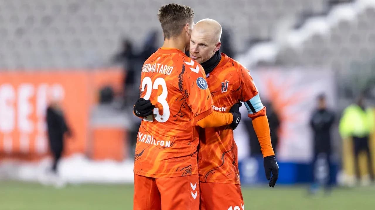 Jugadores abrazándose en el partido de fútbol