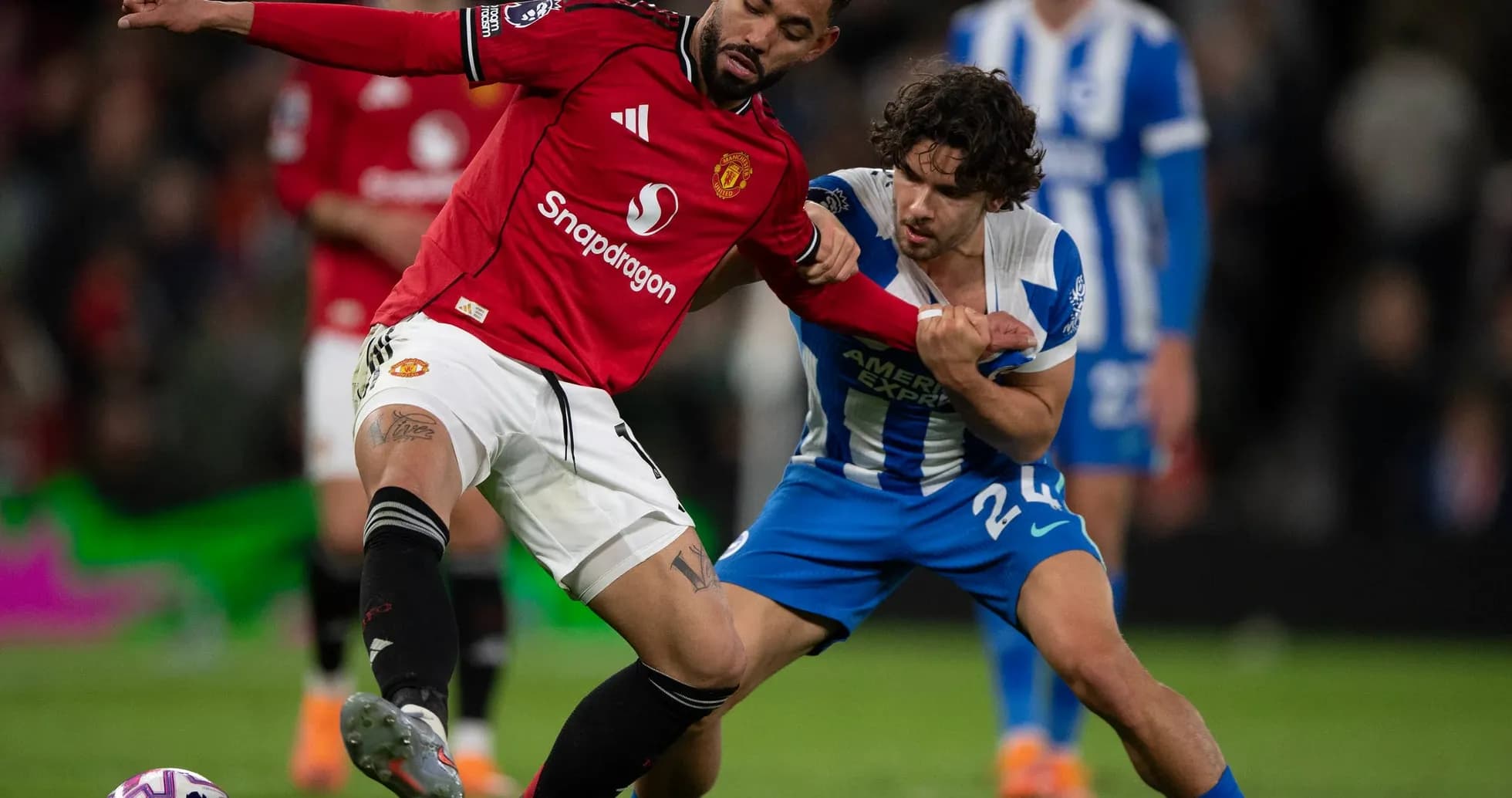 Jugador de Manchester United luchando por el balón
