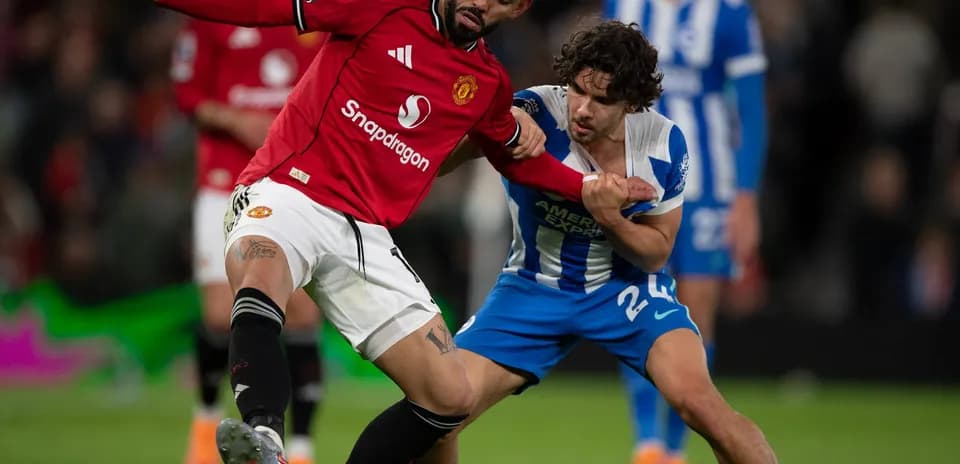 Jugador de Manchester United luchando por el balón