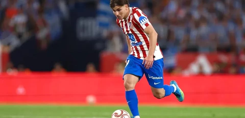 Jugador de Atlético de Madrid driblando en el campo