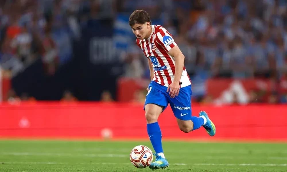 Jugador de Atlético de Madrid driblando en el campo