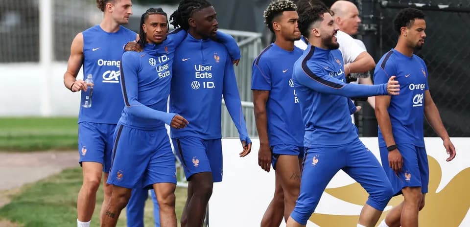 Jugadores de Francia caminando juntos en entrenamiento