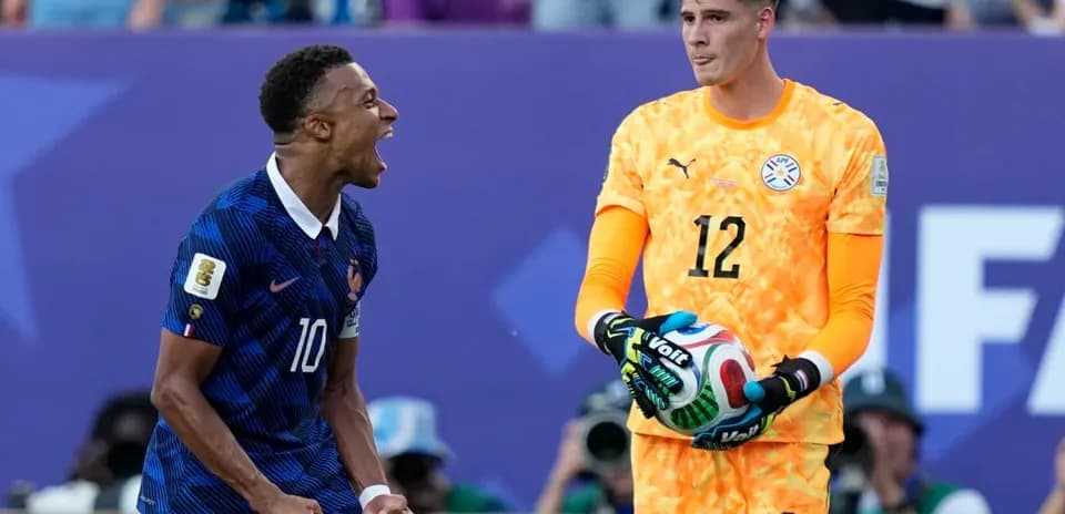 Jugador de Francia celebrando mientras portero sostiene balón