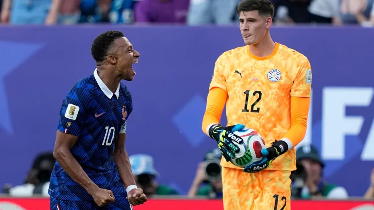 Jugador de Francia celebrando mientras portero sostiene balón