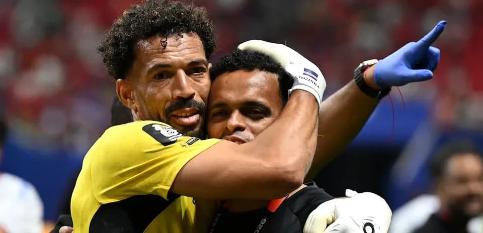 Jugadores abrazándose tras el partido de fútbol