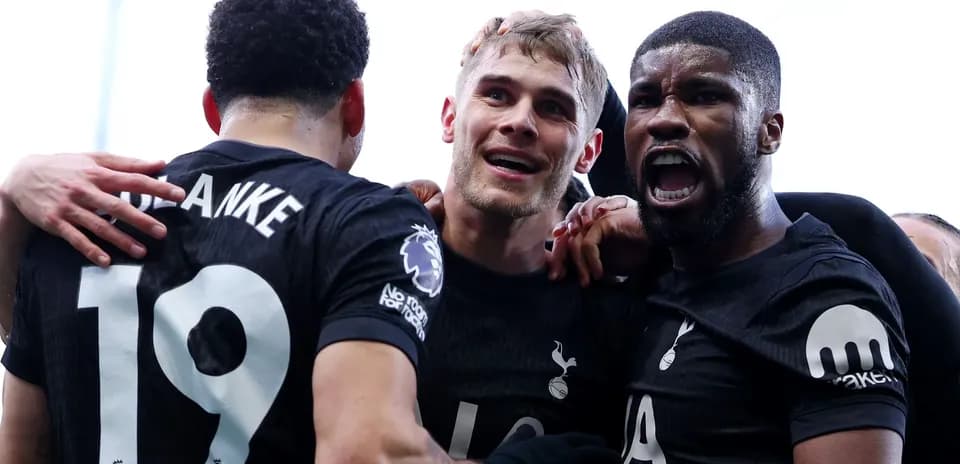 Jugadores de Tottenham celebrando un gol en partido