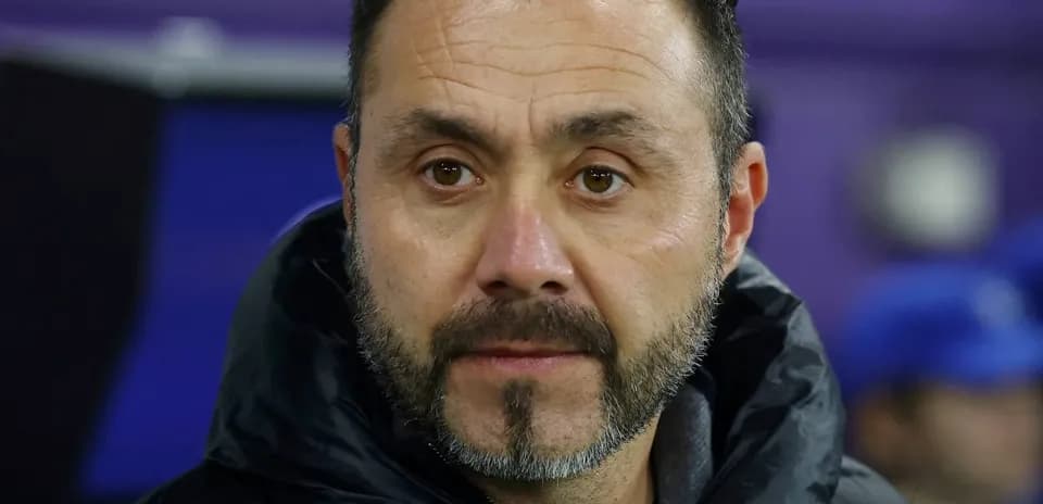 Entrenador observando desde la línea de banda