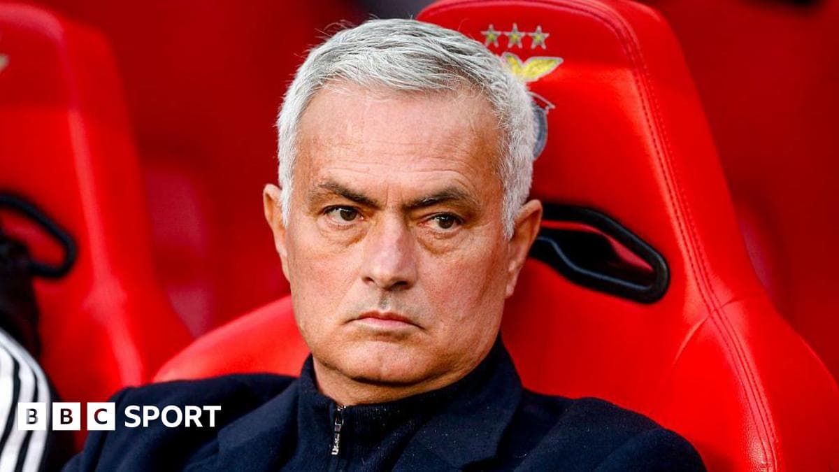 Entrenador sentado en banco durante un partido