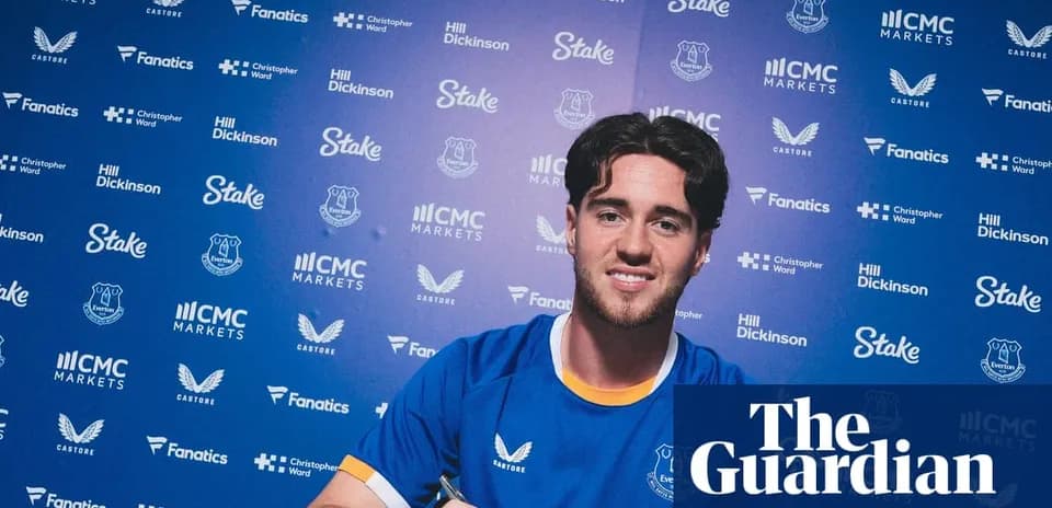 Jugador firmando contrato con el Everton en rueda de prensa