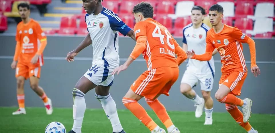 Jugador driblando en partido de fútbol U23