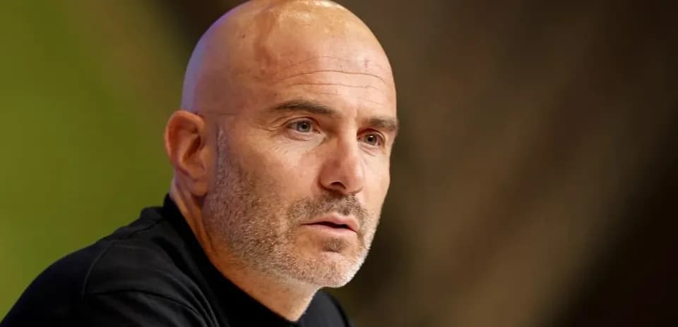 Entrenador hablando en conferencia de prensa