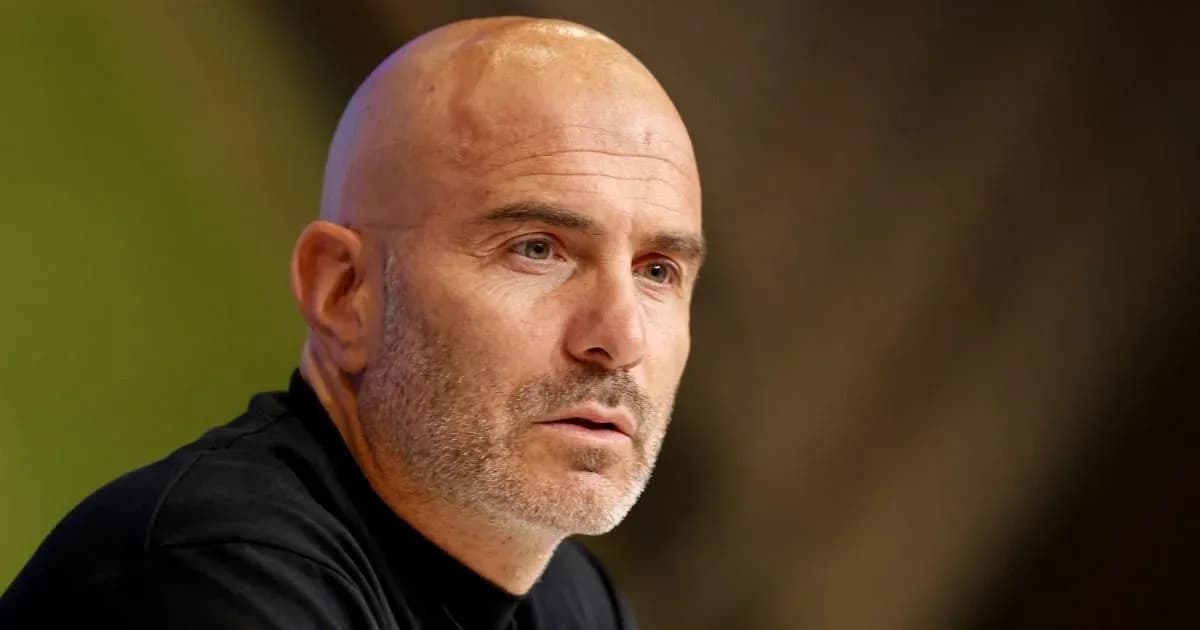 Entrenador hablando en conferencia de prensa
