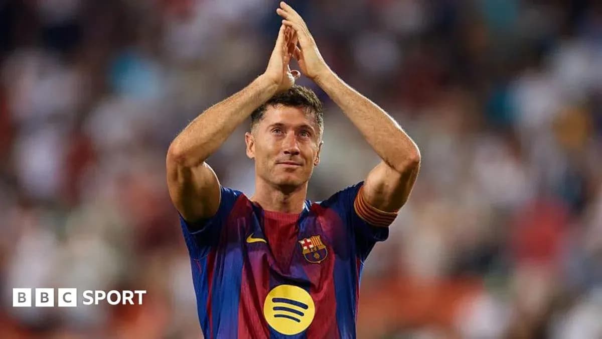 Jugador aplaudiendo a la afición en el estadio
