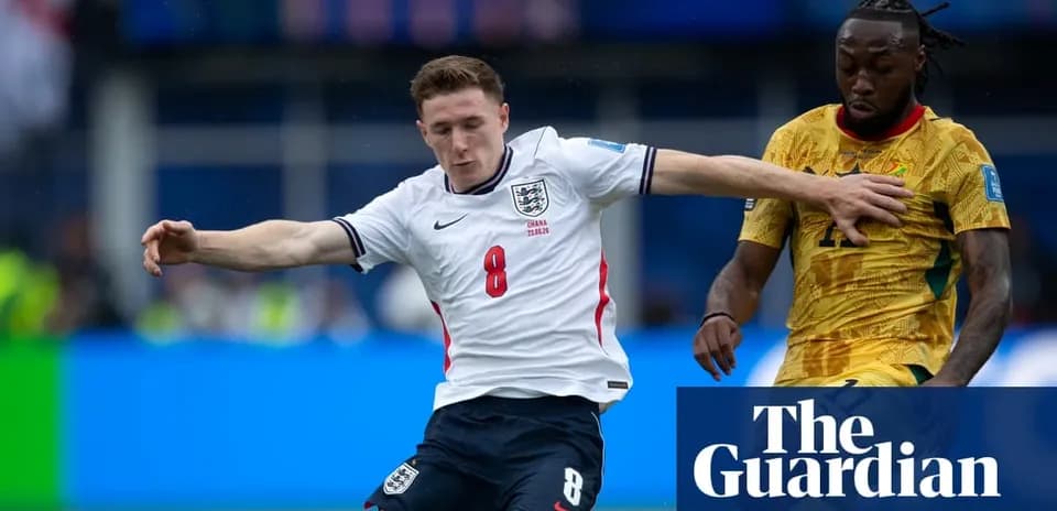 Jugador de Inglaterra desafiando a oponente durante partido