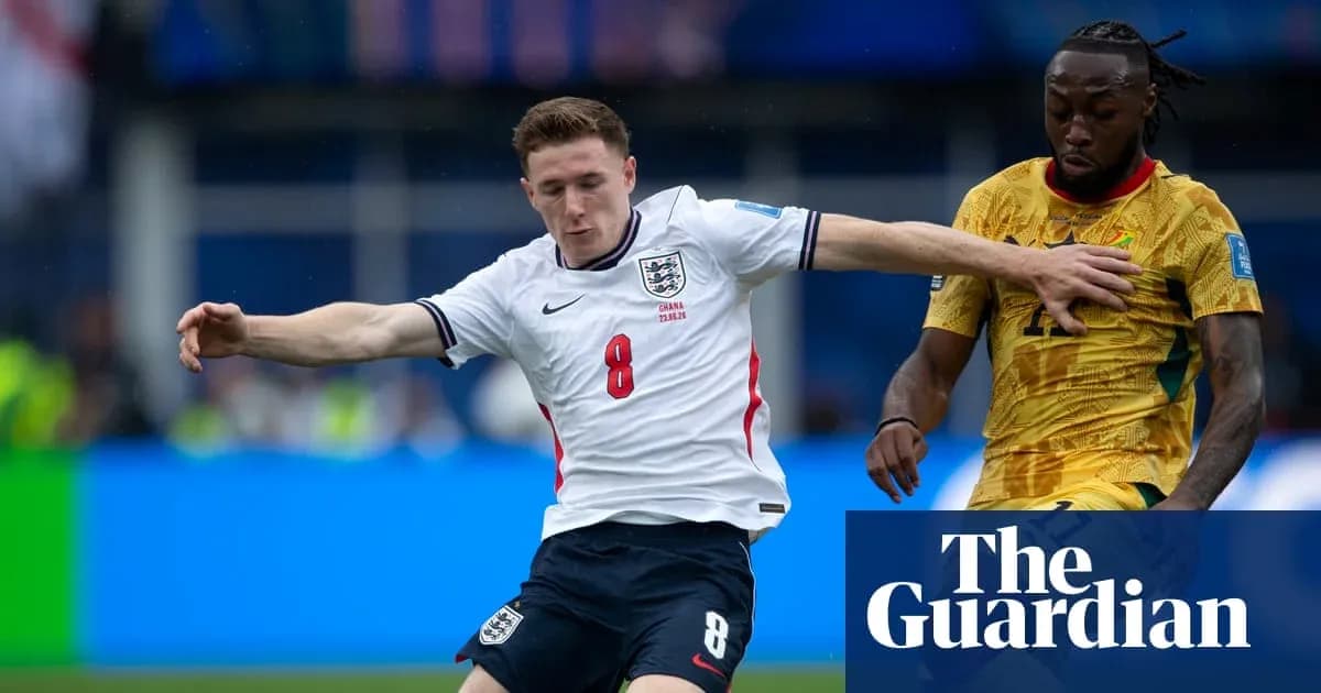 Jugador de Inglaterra desafiando a oponente durante partido