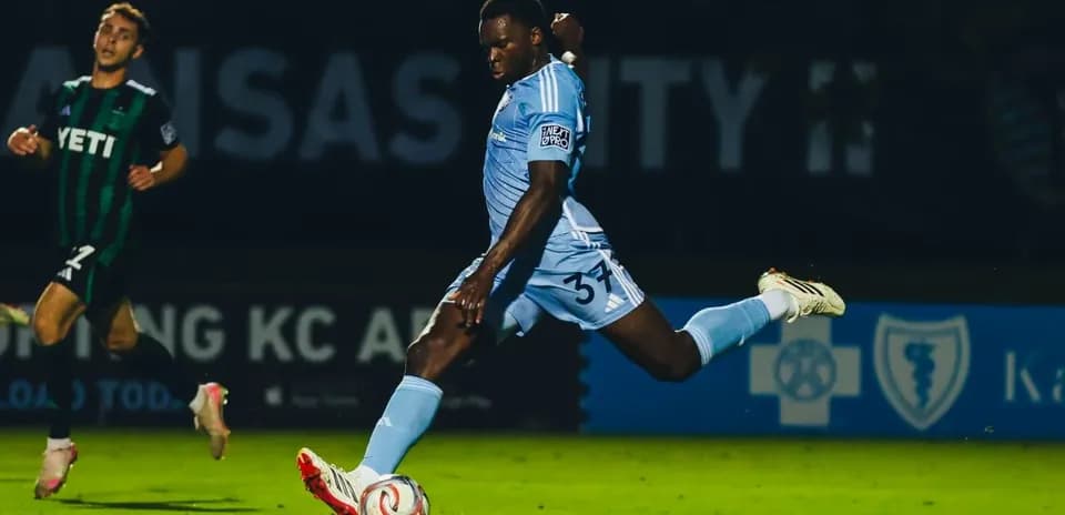 Jugador de Sporting KC II disparando el balón