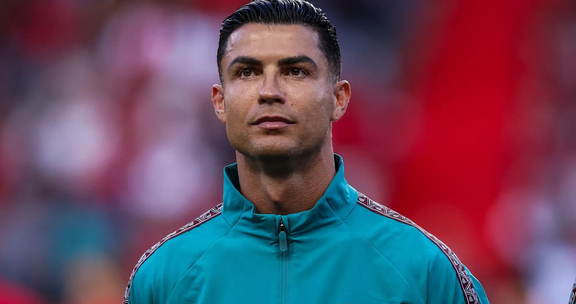 Jugador de fútbol en uniforme mirando hacia adelante
