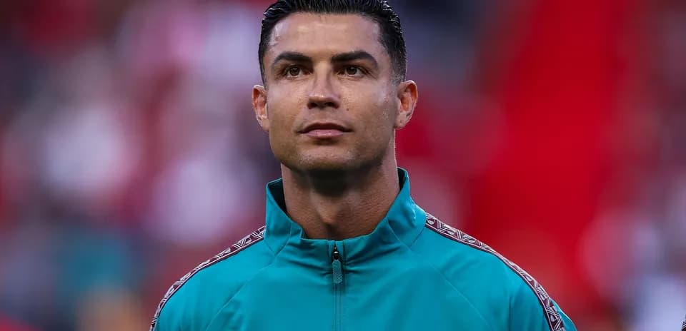 Jugador de fútbol en uniforme mirando hacia adelante