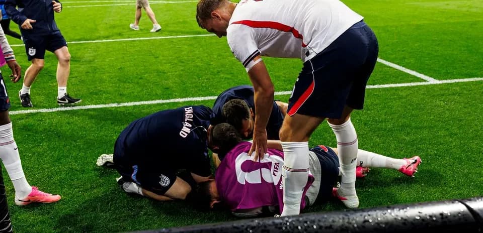 Jugadores y personal atendiendo a un portero caído