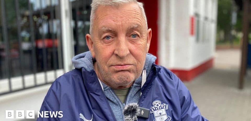 Hombre mayor con chaqueta de Southampton FC