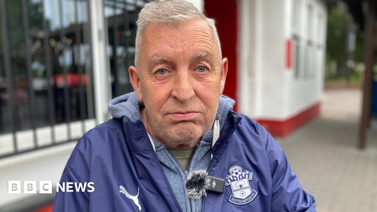 Hombre mayor con chaqueta de Southampton FC