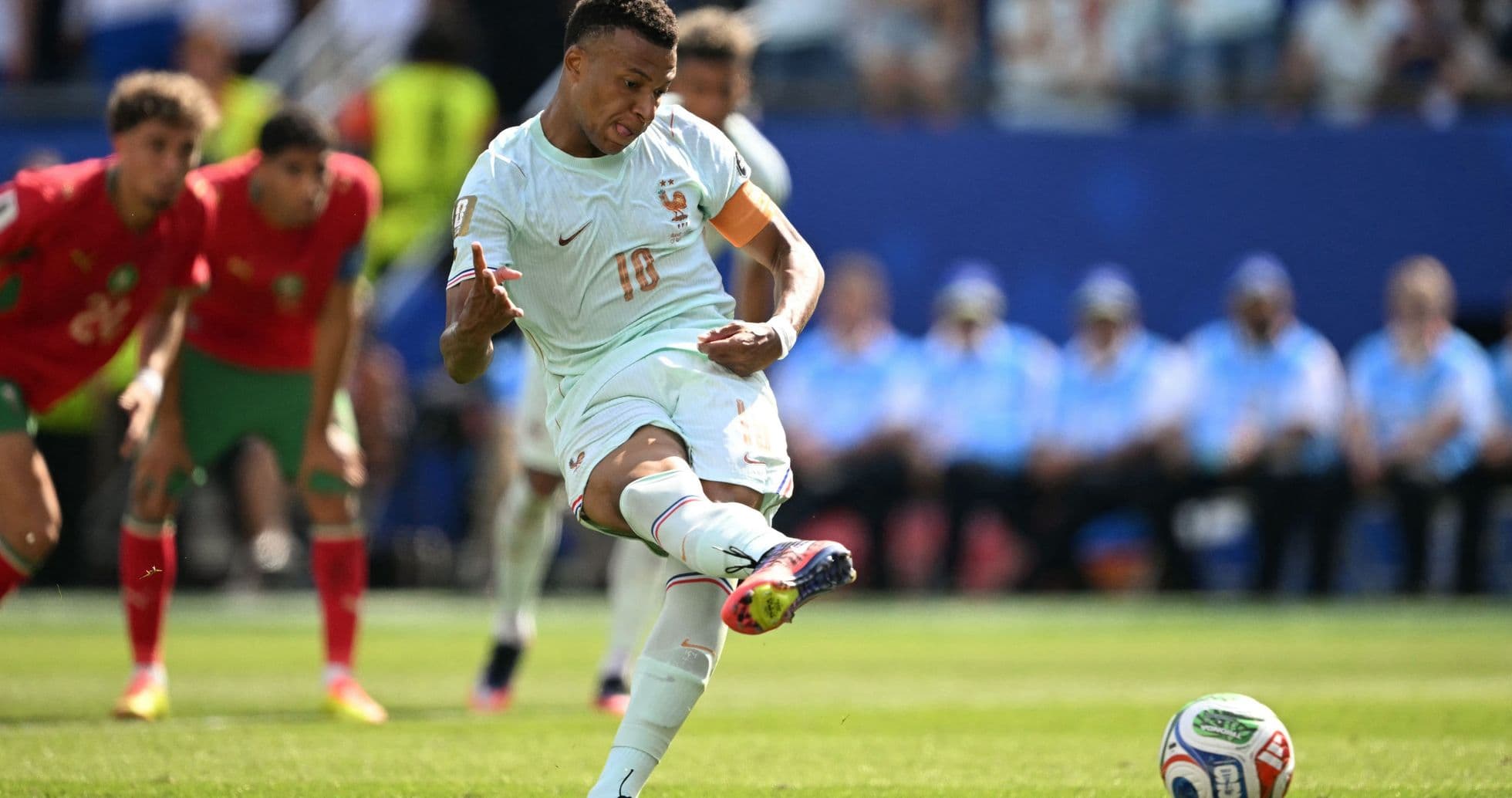Jugador ejecutando un tiro penal durante el partido