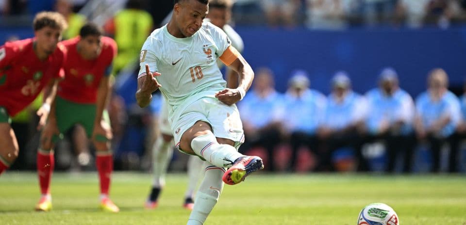 Jugador ejecutando un tiro penal durante el partido