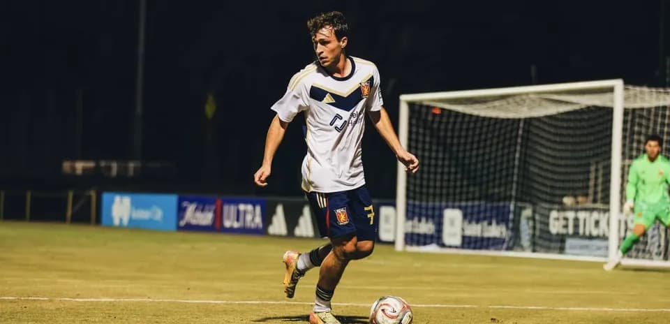 Jugador del Real Monarchs con balón en el campo